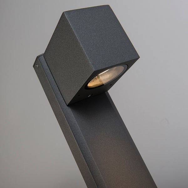 Moderne anthrazitfarbene LED-Außenleuchte mit rechteckigem Körper und kubischem Lichtkopf.