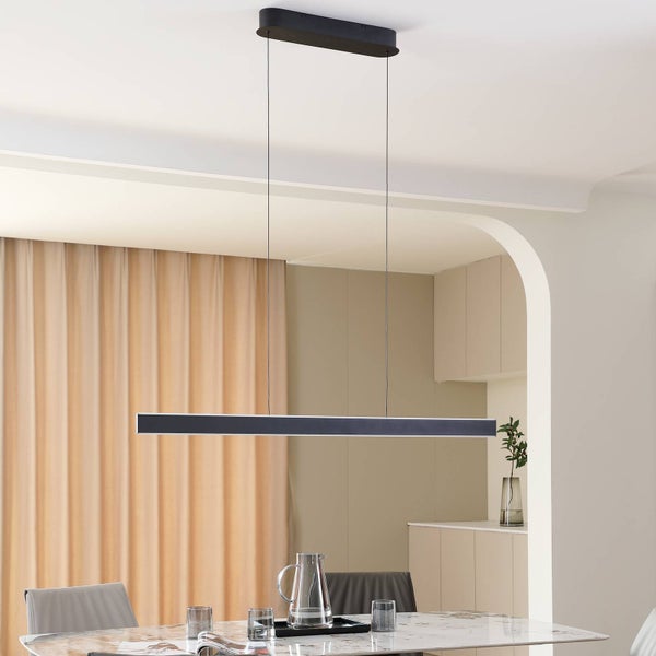 Moderne, lineare LED-Pendelleuchte in Schwarz, über einem Marmor-Esstisch in einem hellen, minimalistischen Esszimmer hängend.