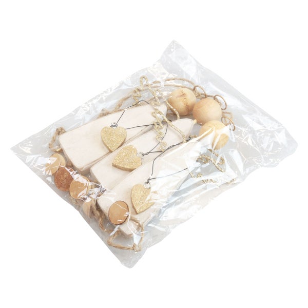 Dekorative Holzanhänger mit Herzen in einer Verpackung