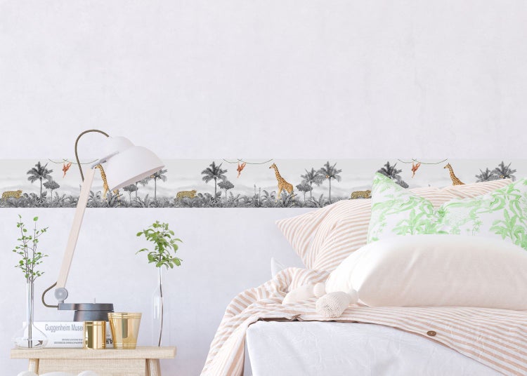 Zimmer mit Bordüre mit Dschungelmotiven, darunter Giraffen und Leoparden