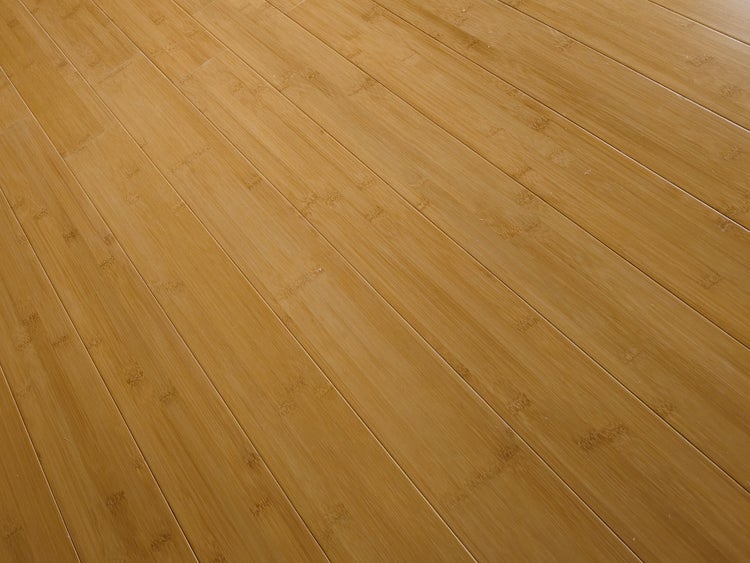 Bambusparkett mit natürlicher Maserung und sichtbaren Knotenpunkten, diagonal verlegt.