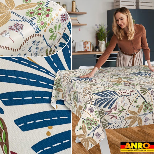 Rechteckige Tischdecke mit buntem botanischem Blätter- und Blumenmuster in einer hellen Küche mit Detailansichten. Anro Deutsche Manufaktur Logo.
