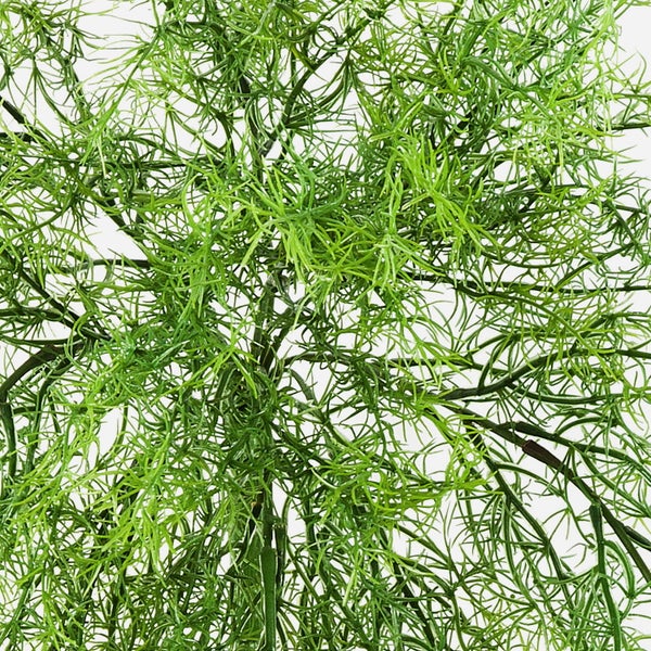 Künstlicher Philodendron mit großen, tief geschlitzten grünen Blättern in einem schlichten schwarzen Kunststofftopf.