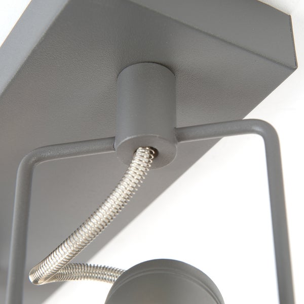 Detailaufnahme einer grauen Deckenleuchte mit Spiralkabel