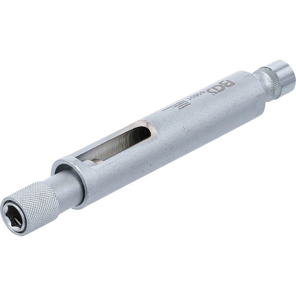 Hand öffnet ein Fach eines Adventskalenders mit Tiermotiven und Schokolade.