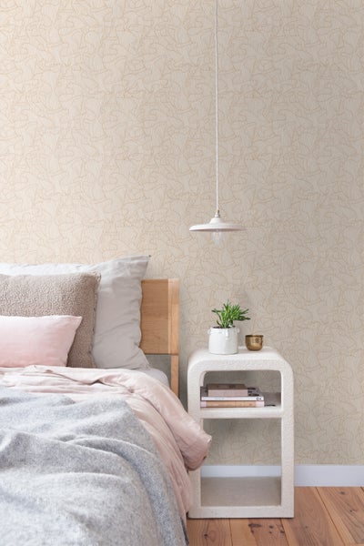 Modernes Schlafzimmer mit gemusterter Tapete mit organischen Wellenlinien, Holzbett und weißem, strukturiertem Nachttisch.
