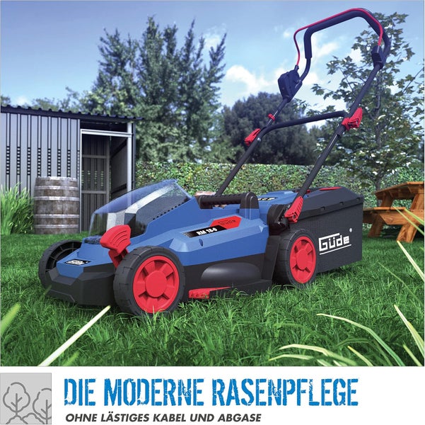 Güde Akku-Rasenmäher RM 18-0 auf Rasen mit klappbarem und höhenverstellbarem Führungsholm für rückenschonendes Arbeiten vor einem Gartenhaus.
