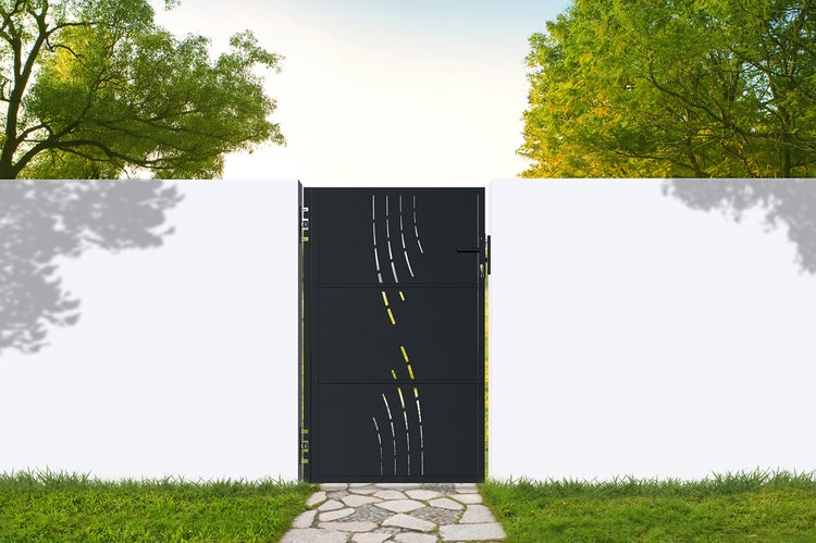 Tor mit dekorativen Ausschnitten in einer Gartenanlage