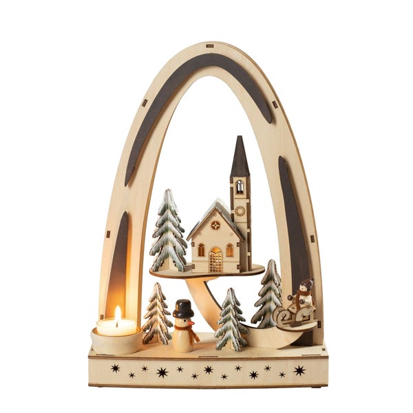 Weihnachtlicher Lichterbogen aus Holz mit einer kleinen Kirche, Tannenbäumen, einem Schneemann und einem Schlittenfahrer sowie Teelichthalter.