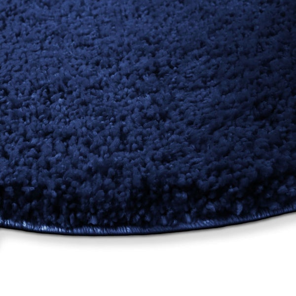 Detailansicht eines runden, flauschigen Teppichs