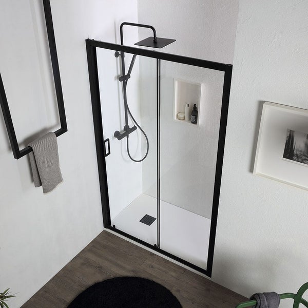Duschkabine mit schwarzem Rahmen und Glasschiebetür in einem Badezimmer.