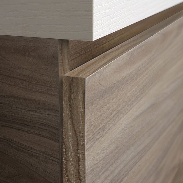Detailaufnahme eines Waschtischunterschranks mit Holzoptik