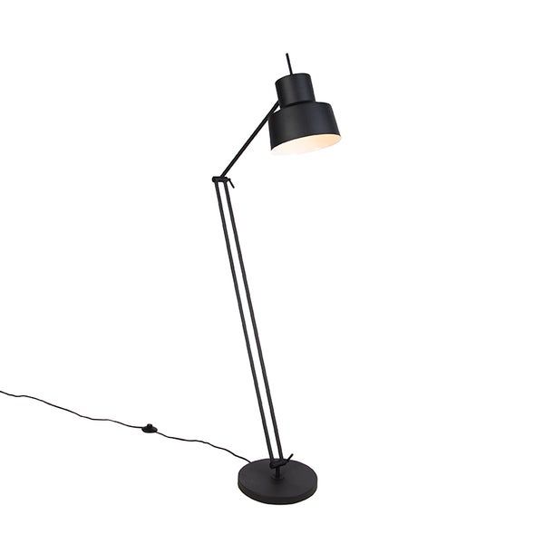 Schwarze Stehlampe mit verstellbarem Arm und rundem Sockel.