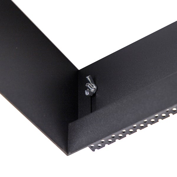 Eckverbindung eines schwarzen Metallprofils mit einer Flügelschraube und einer Lochleiste.