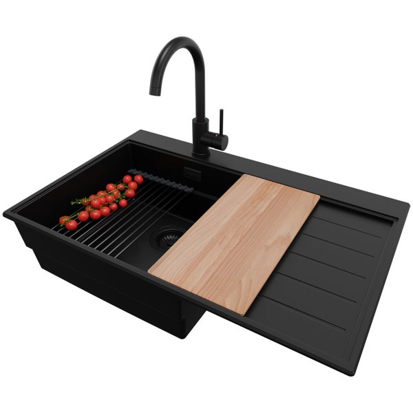Schwarze Küchenspüle mit Abtropffläche, Schneidebrett und Armatur