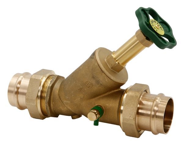 Schrägsitzventil aus Messing mit Pressanschlüssen und grünem Handrad zur Absperrung von Wasserleitungen.