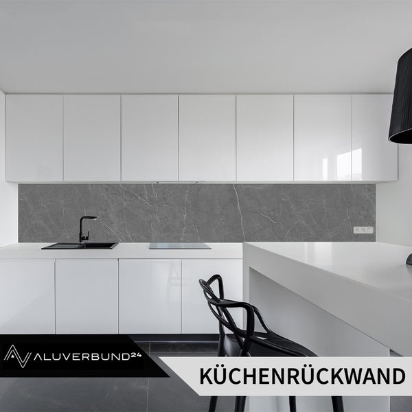 Moderne Küche mit grauer Küchenrückwand in Marmoroptik
