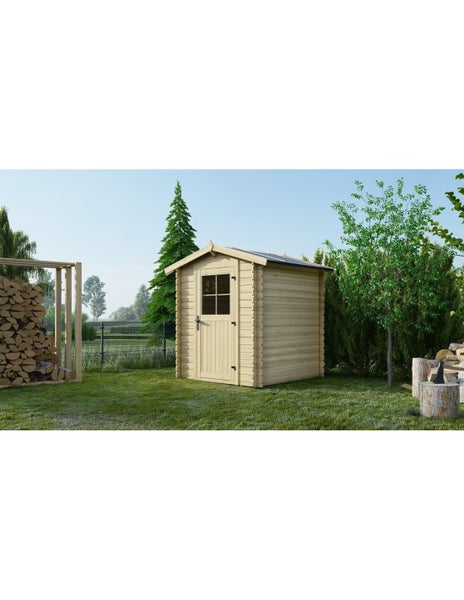 Gartenhaus aus Holz mit Satteldach und Tür mit Fenster in einem Garten auf einer Rasenfläche neben einem Holzstapel.