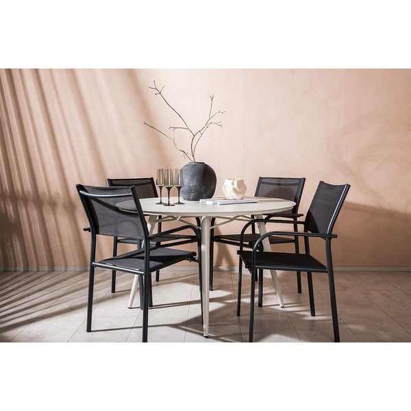 Gartentisch mit vier Armlehnstühlen auf Terrasse