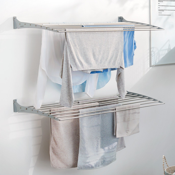 Wandtrockner mit Wäsche im Badezimmer