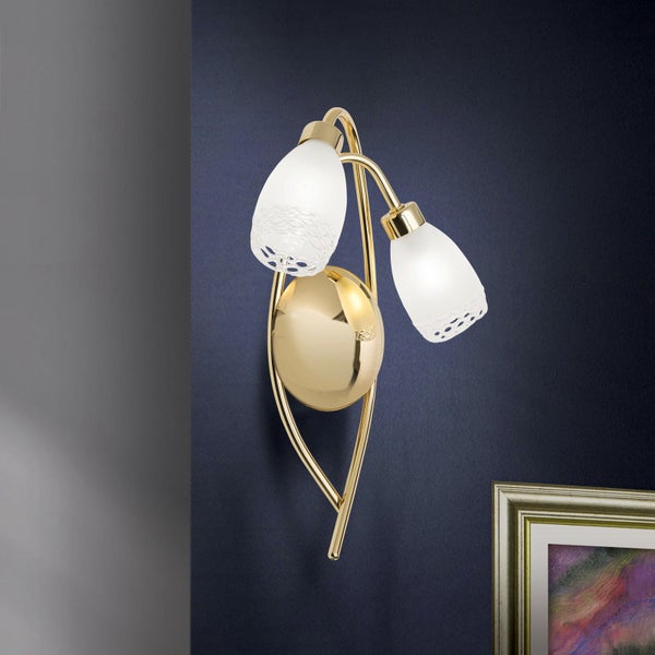 Zweiflammige Wandleuchte mit geschwungenem Arm und zwei Lampenschirmen aus satiniertem Glas mit Dekor.