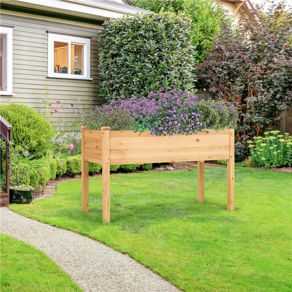Hochbeet aus Holz mit Pflanzen im Garten
