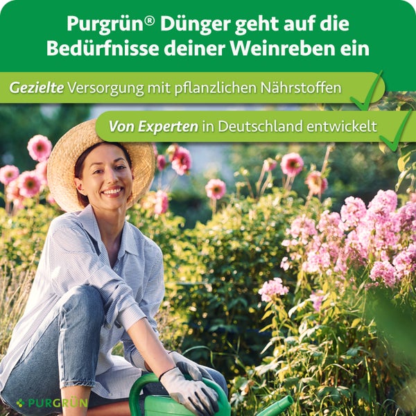Eine Frau mit Strohhut gießt Pflanzen in einem Garten, beworben wird Purgrün Dünger für Weinreben mit pflanzlichen Nährstoffen.