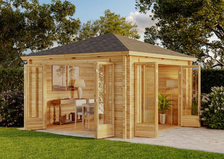 Offenes Gartenhaus aus Holz mit Walmdach und zwei Doppelflügeltüren aus Glas, möblierter Innenraum in einer grünen Gartenlandschaft.