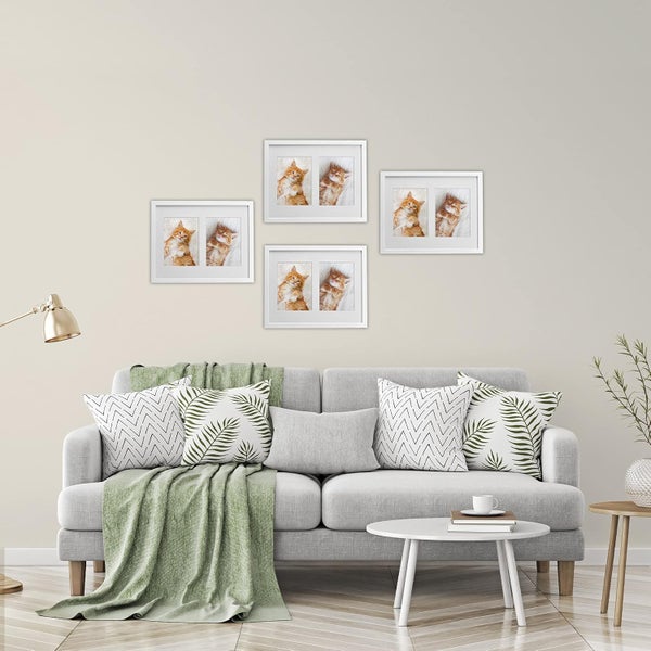 Wohnzimmer mit hellgrauem Sofa, Couchtisch und einer Bildergalerie aus drei weißen Bilderrahmen an der Wand mit Katzenfotos.