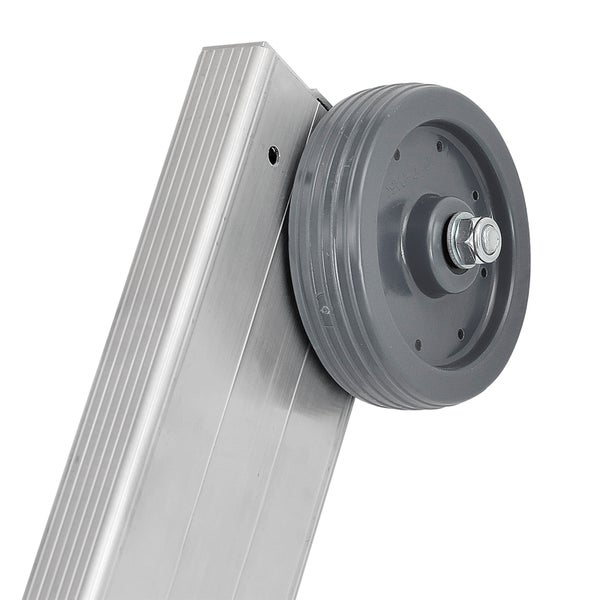 Detailansicht einer Aluminiumleiter mit einem grauen Rad