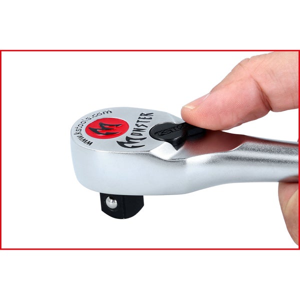 Kopf einer Knarre mit Umschalthebel und Hand