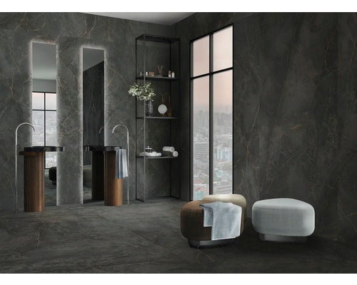 Modernes Badezimmer mit Waschbecken, Spiegeln, Regalen und Fenster mit Stadtblick