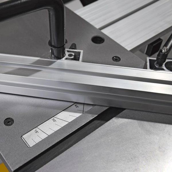 Detailansicht einer Tischkreissäge mit Winkelanzeige