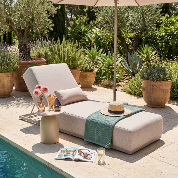 Helle Terrassengestaltung mit gepolsterter Gartenliege am Pool, Beistelltisch, Sonnenschirm und verschiedenen Pflanzen in Tontöpfen.