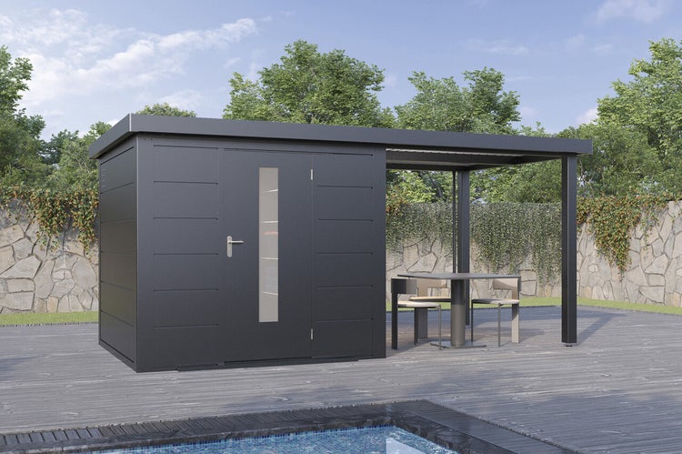 Modernes Gartenhaus aus Metall mit seitlichem Schleppdach, Tür mit Glaseinsatz und Sitzgruppe auf einer Holzterrasse vor einem Pool.