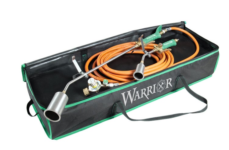 Warrior Gasbrenner-Set mit Perkeo-Brennern, Druckregler, orangefarbenem Gasschlauch und schwarzer Tragetasche mit Warrior Logo.