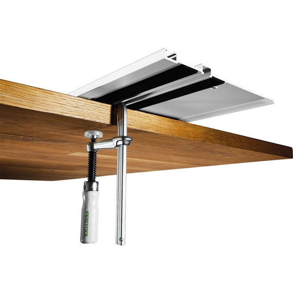 Mann verlegt Holzterrasse mit Führungsschiene von Festool