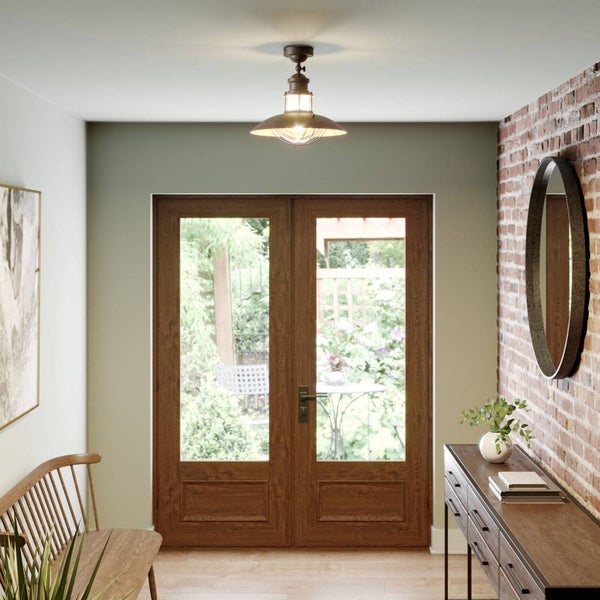 Heller Flur mit Holztüren, Sitzbank, Kommode und Deckenleuchte