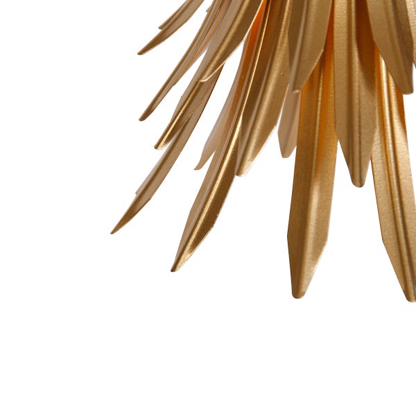 Detailaufnahme einer goldenen Dekoration mit spitzen, blattartigen Elementen.