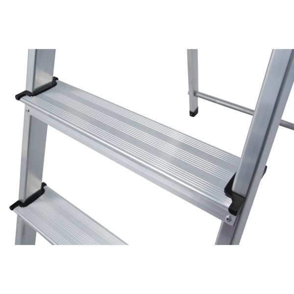 Detailansicht einer Aluminium-Trittleiter mit Stufen