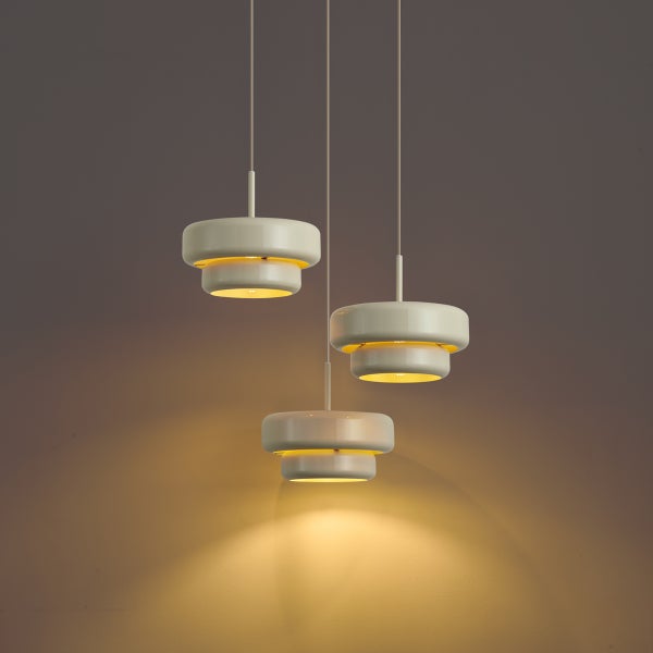Dreiflammige Pendelleuchte mit modernem, rundem Design und sanfter Lichtabstrahlung für den Innenbereich.