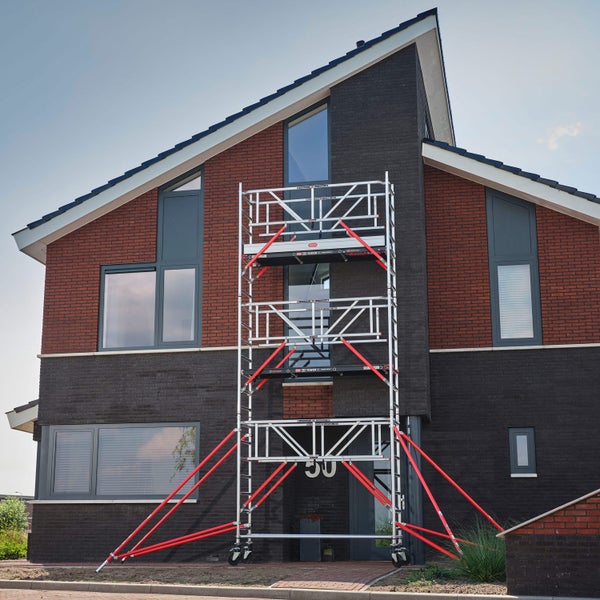 Aluminium Rollgerüst vor einem Wohnhaus