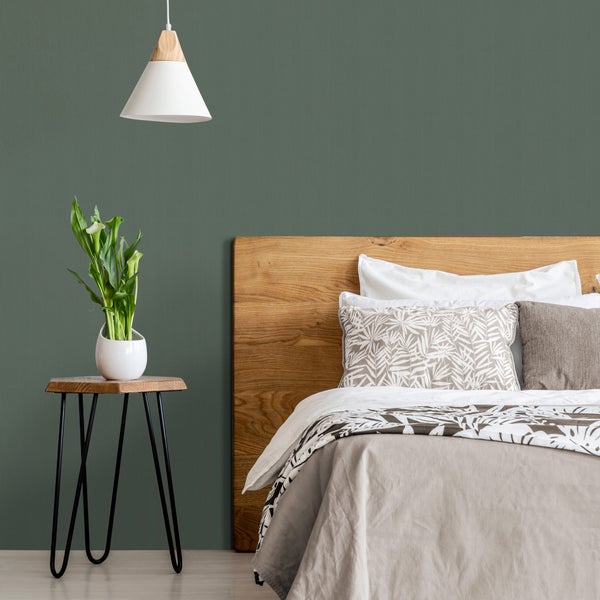 Schlafzimmer-Szene mit Bett, Nachttisch, Blumenvase und Hängelampe