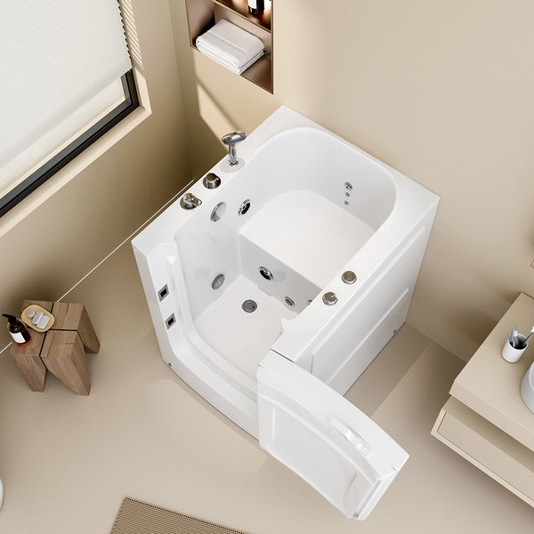 Sitzbadewanne mit Tür und integriertem Sitz, Massagedüsen und Handbrause in einem hellen, modernen Badezimmer.