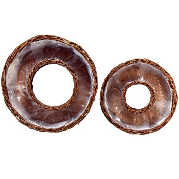 Zwei Weidenkränze mit Pflanzfolie