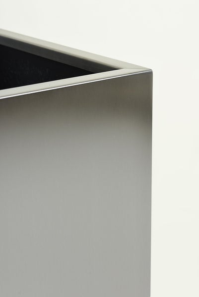Detailaufnahme der Ecke eines Pflanzkübels aus gebürstetem Edelstahl.