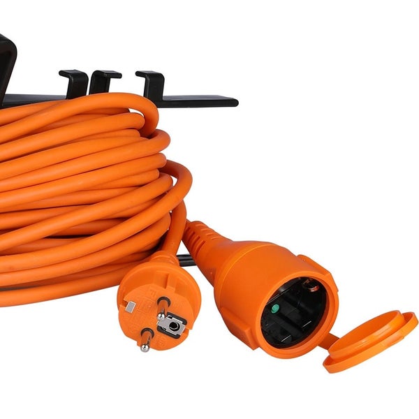 Aufgerolltes orangefarbenes Verlängerungskabel mit Schutzkontaktstecker und Kupplung mit Klappdeckel.