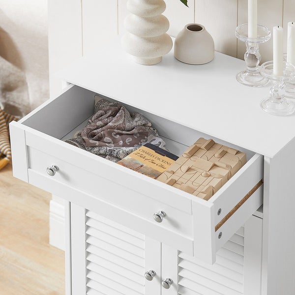 Weißer Badezimmerschrank mit offener Schublade, in der sich ein Buch, ein Tuch und ein Holzspielzeug befinden