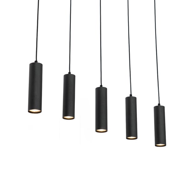 Moderne LED Pendelleuchte mit fuenf zylindrischen Leuchtkörpern an Kabeln in unterschiedlichen Höhen