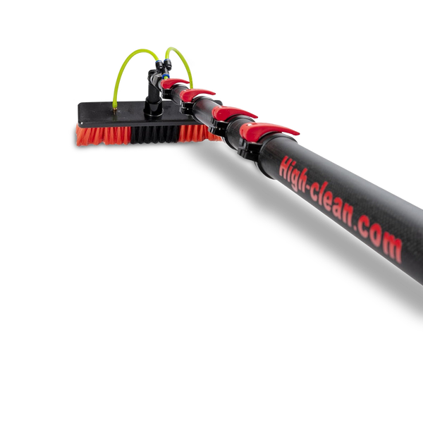 Teleskopstange von High-clean.com mit wasserführender Bürste zur Reinigung von Fenstern und Solaranlagen.